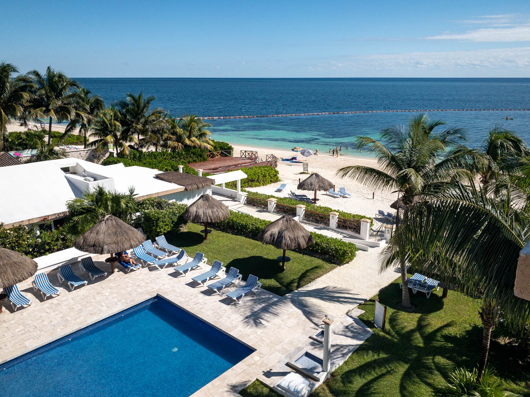 On the Beach! Beautiful condo for your perfect vacation
