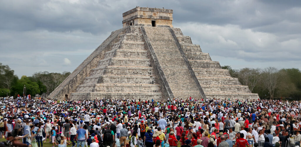 Large crowd in front of El Castillo pyramid at Chichén Itzá