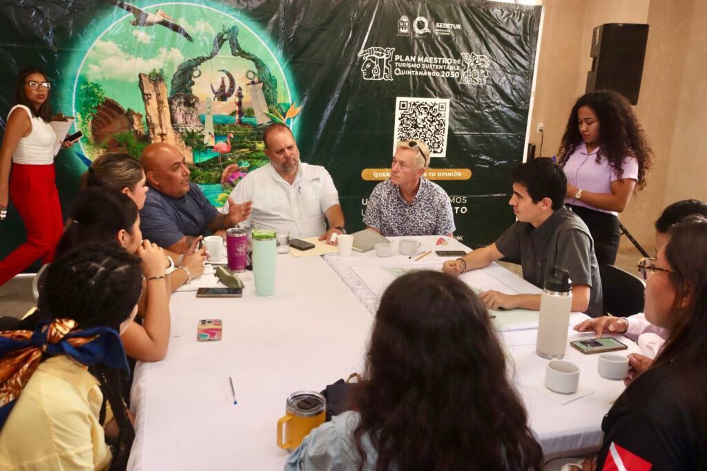 Government and community leaders meeting to discuss sustainable tourism in Quintana Roo