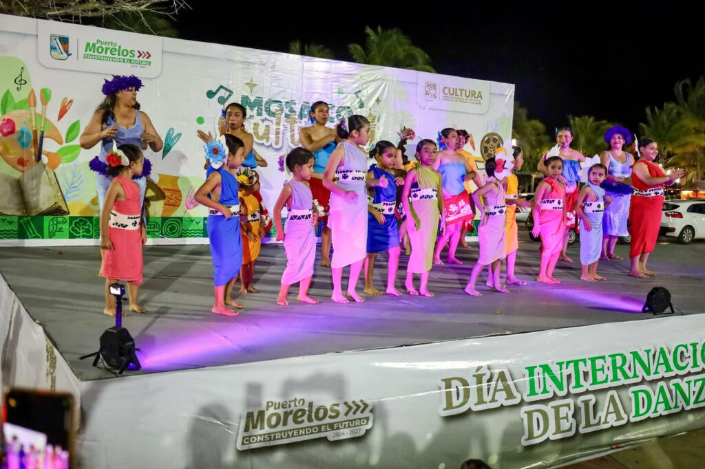 Children perform traditional dances on stage at Parque Fundadores in Puerto Morelos.