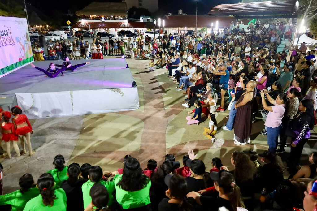 Crowd gathers at Parque Fundadores for a dance celebration in Puerto Morelos.