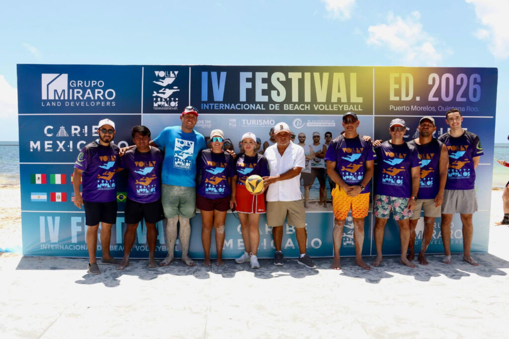 Winning beach volleyball teams pose at the Puerto Morelos festival.