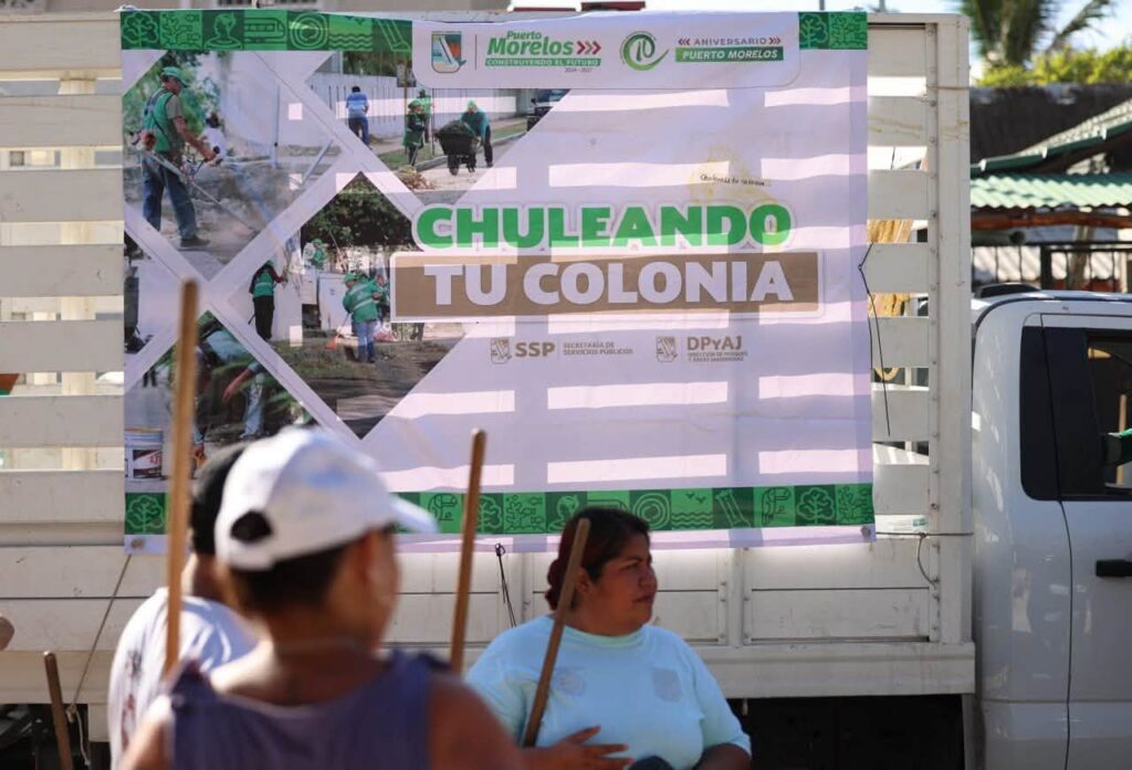 Chuleando tu Colonia cleanup sign during a Puerto Morelos community event.