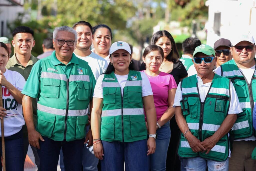 Puerto Morelos cleanup team posing together during a community cleanup event.