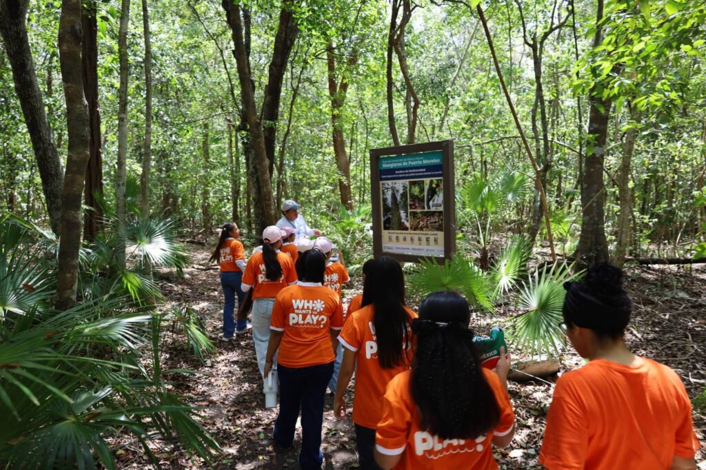 Members of the Cabildo Infantil walking through the Puerto Morelos botanical garden during an environmental visit.