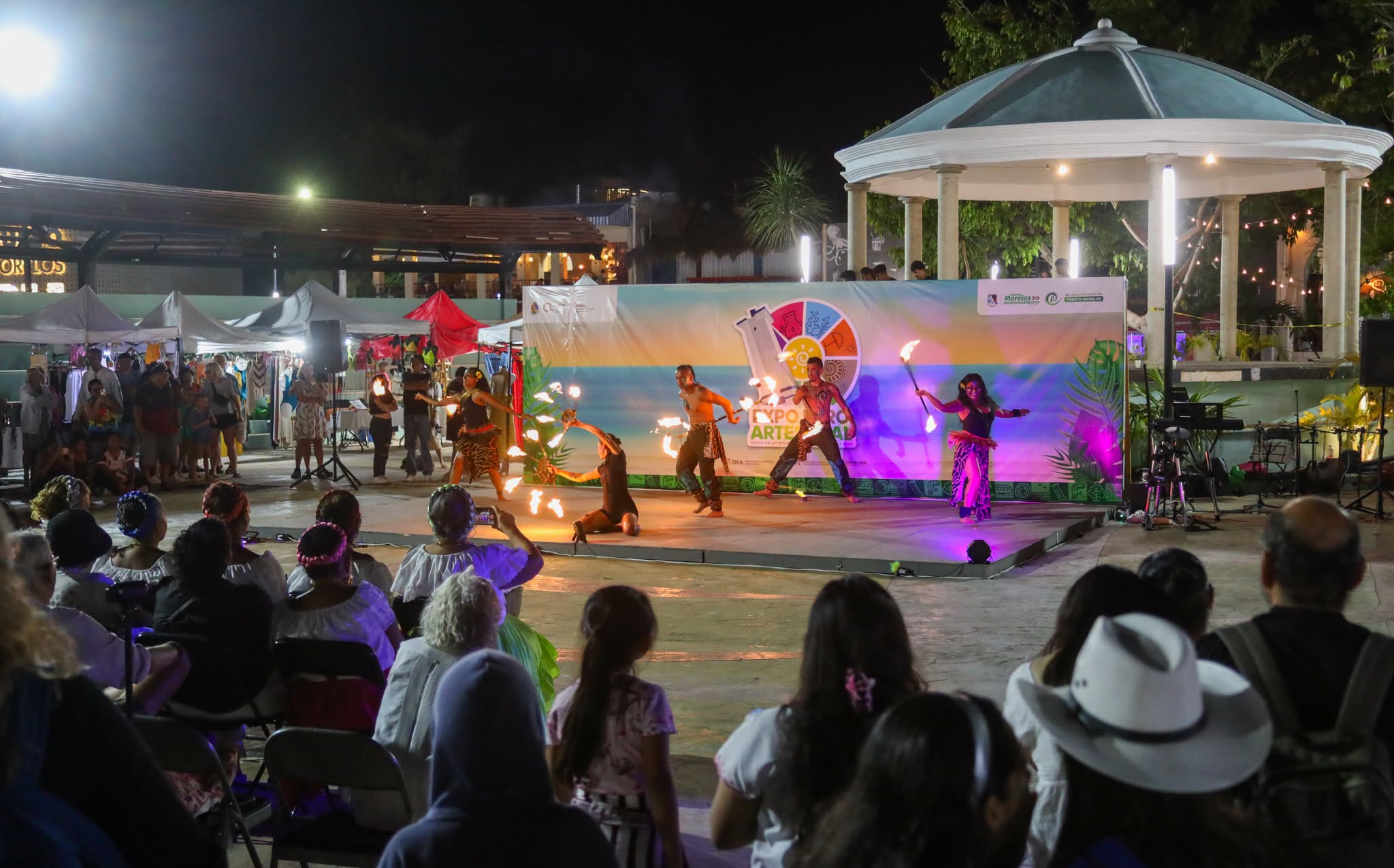 Fire performers entertain the evening crowd at Expo Faro Artesanal