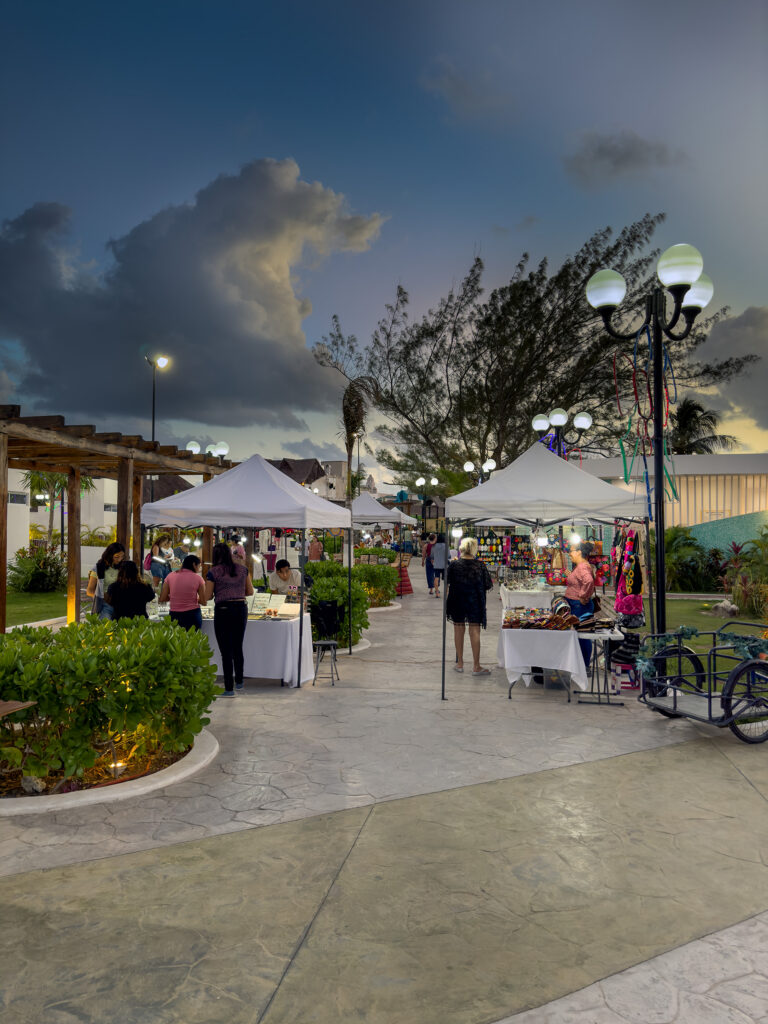 Evening artisan market in the Puerto Morelos park